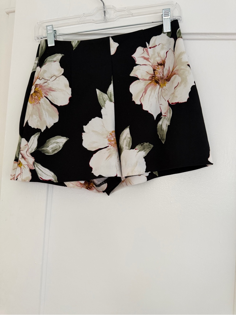 Leith Black Floral High-Rise Skort with White Blooms
